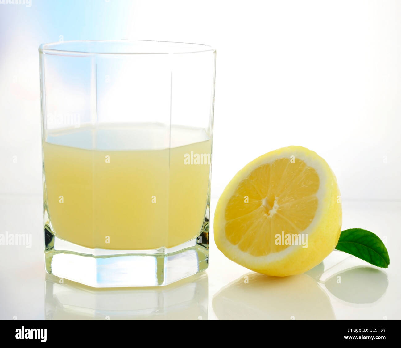 La metà di limone fresco e succo di limone Foto Stock