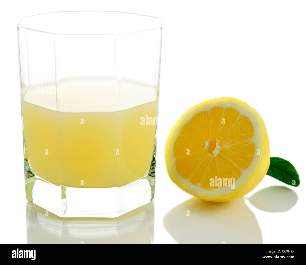 La metà di limone fresco e succo di limone Foto Stock