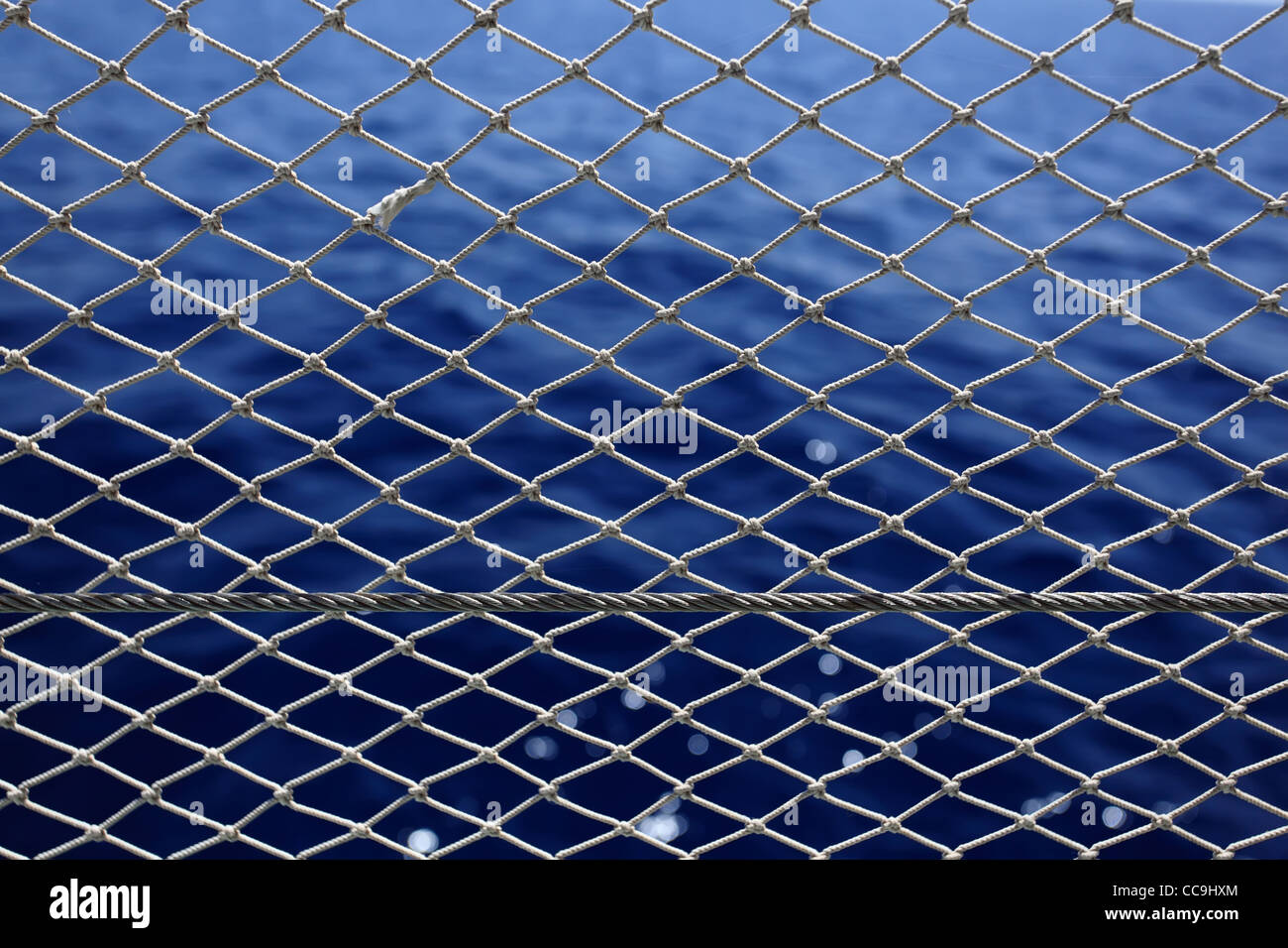 Net con profondo mare blu su uno sfondo. Foto Stock