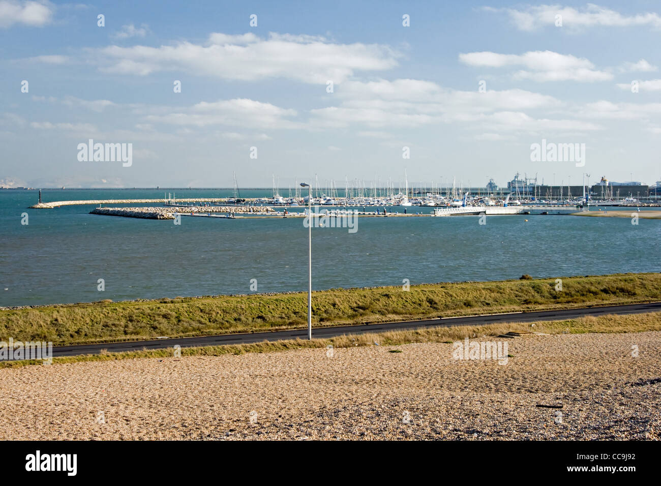 Portland marina visto da Chesil Beach tra Weymouth e Portland. Foto Stock