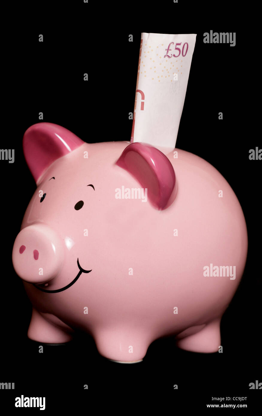 Piggybank con cinquanta pound nota su sfondo nero Foto Stock