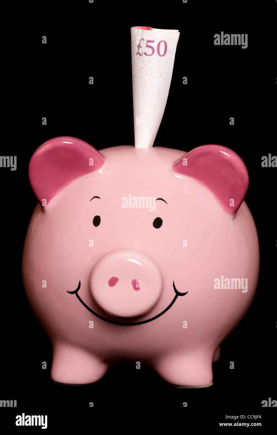 Piggybank con cinquanta pound nota su sfondo nero Foto Stock