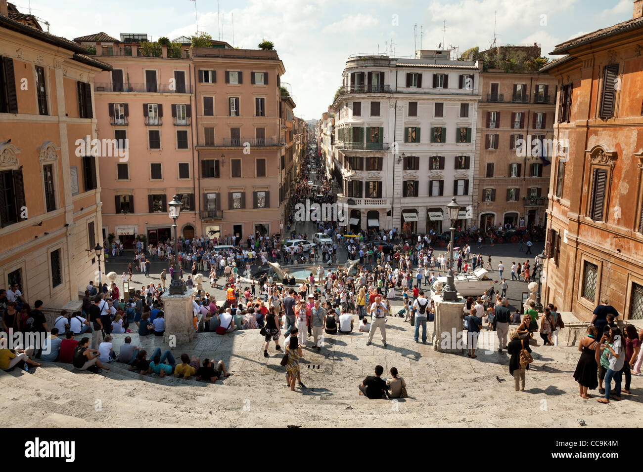 La folla di turisti alla scalinata di piazza di Spagna a Roma Foto Stock