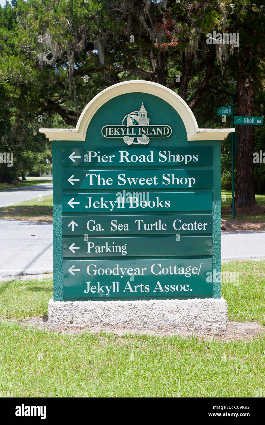 Segno dirige i visitatori per i punti di interesse a Jekyll Island, Georgia. Foto Stock