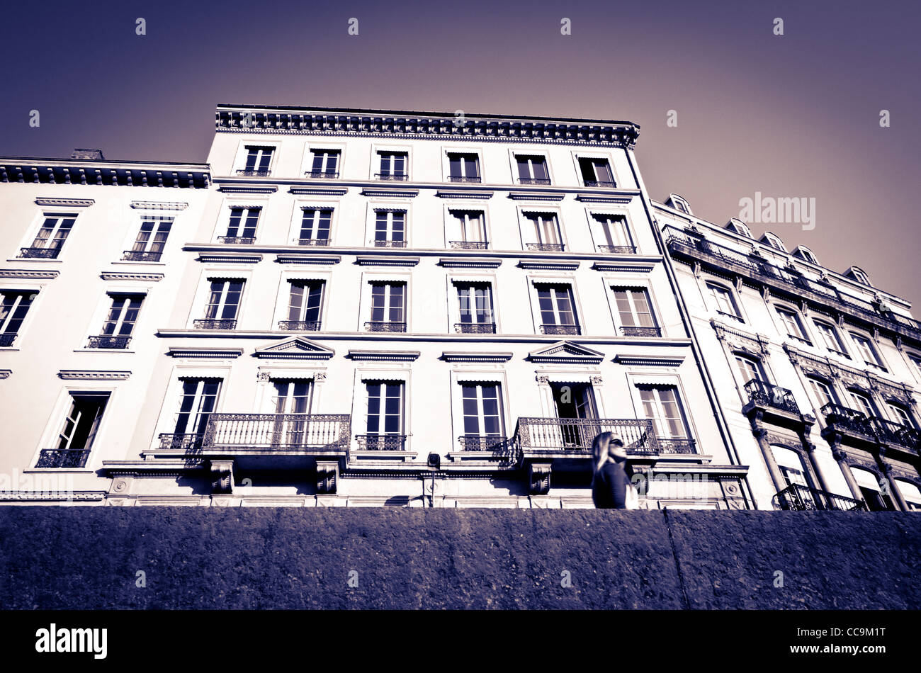 Donna passando un appartamento edificio, Lione, Francia (Patrimonio Mondiale dell'UNESCO) Foto Stock