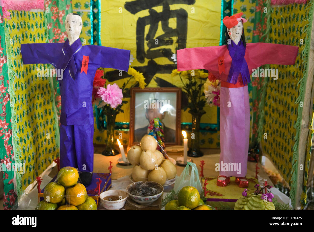 Effigie cinesi di carta funeraria di uomo e moglie benestanti. Offerta al santuario dell'Animismo degli dei Foto Stock