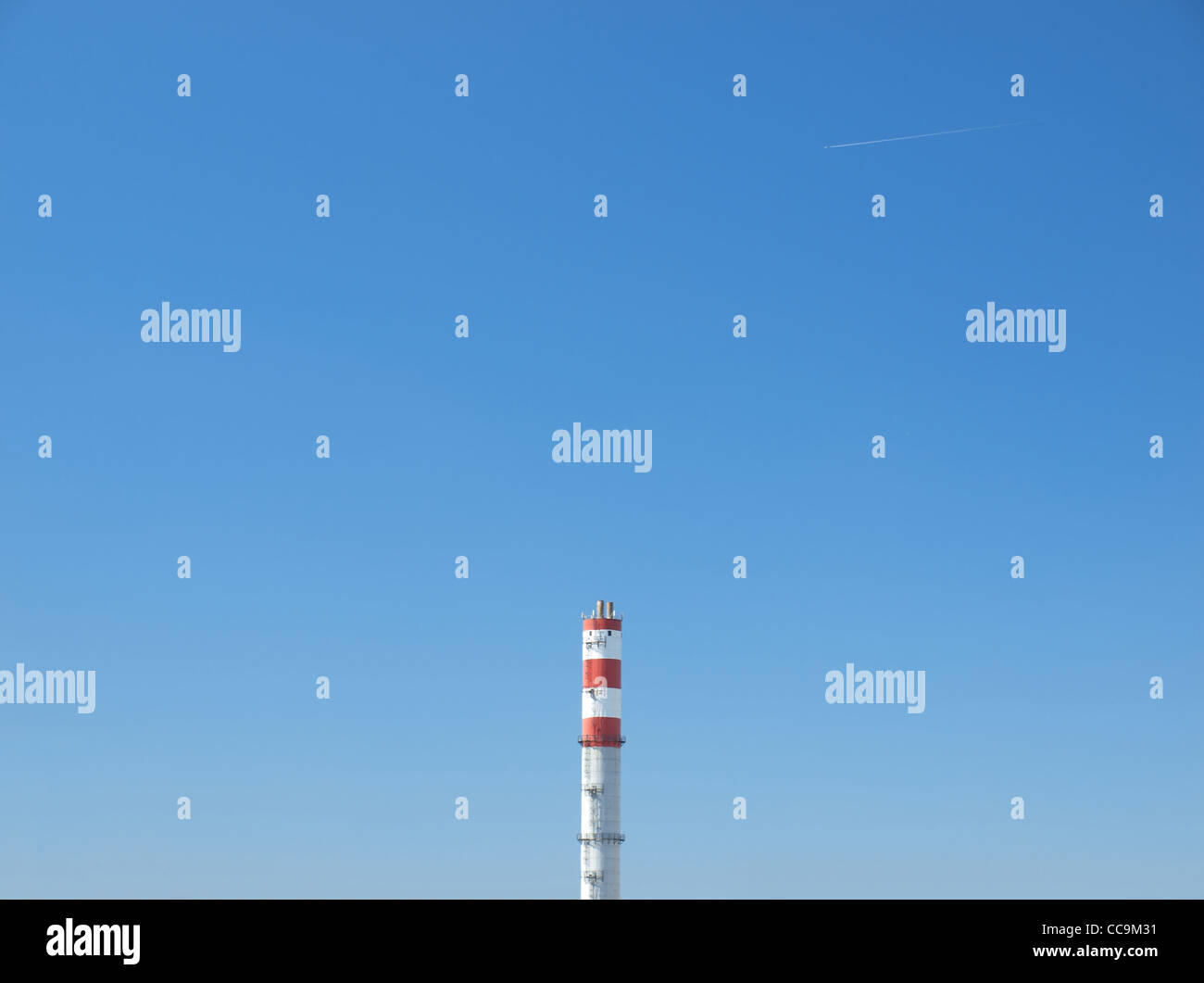 Camino fumo-libero su uno sfondo di cielo blu chiaro, molto alta aeromobile in volo. Foto Stock