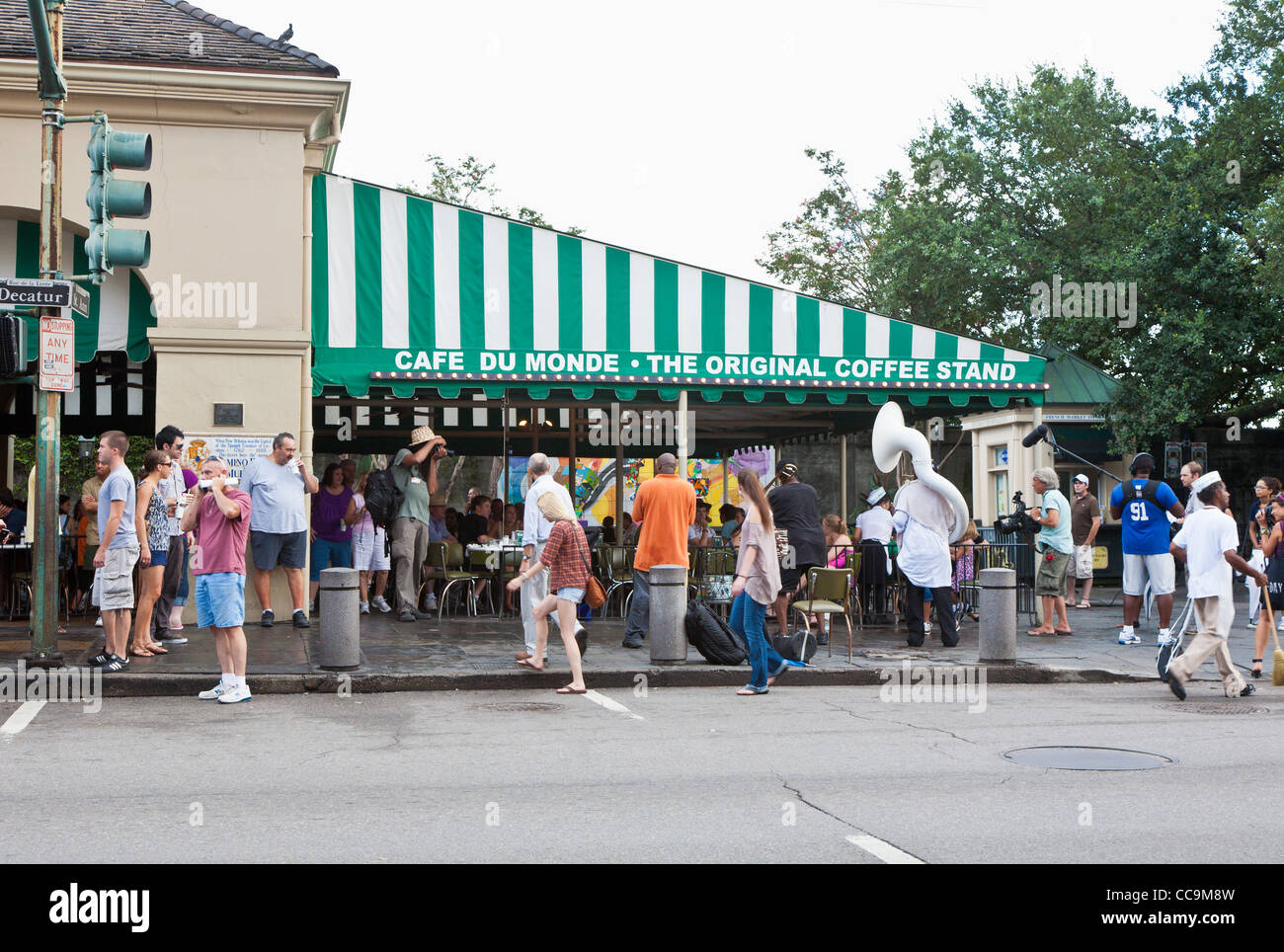 Filmato equipaggio con webcam e microfono impostato per la scena al di fuori del Cafe Du Monde nel Quartiere Francese di New Orleans, LA Foto Stock