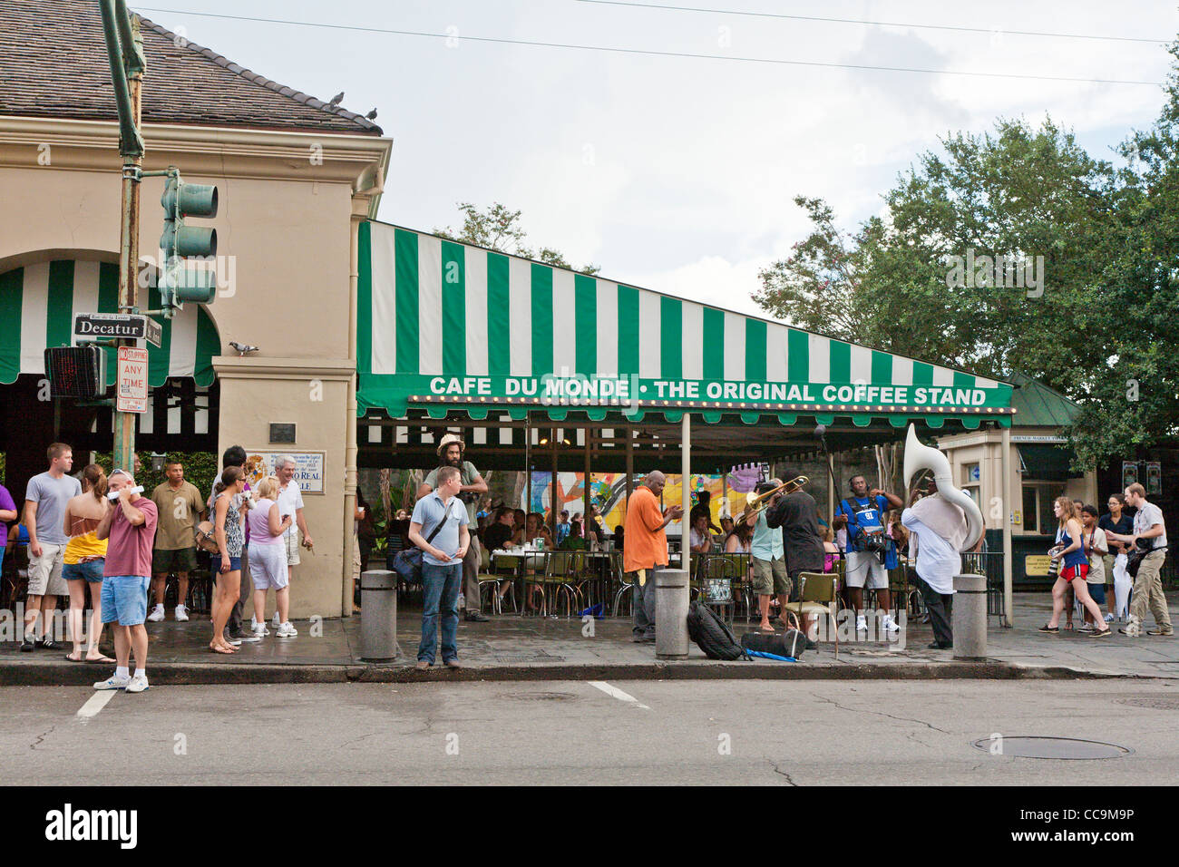 Filmato equipaggio con webcam e microfono impostato per la scena al di fuori del Cafe Du Monde nel Quartiere Francese di New Orleans, LA Foto Stock