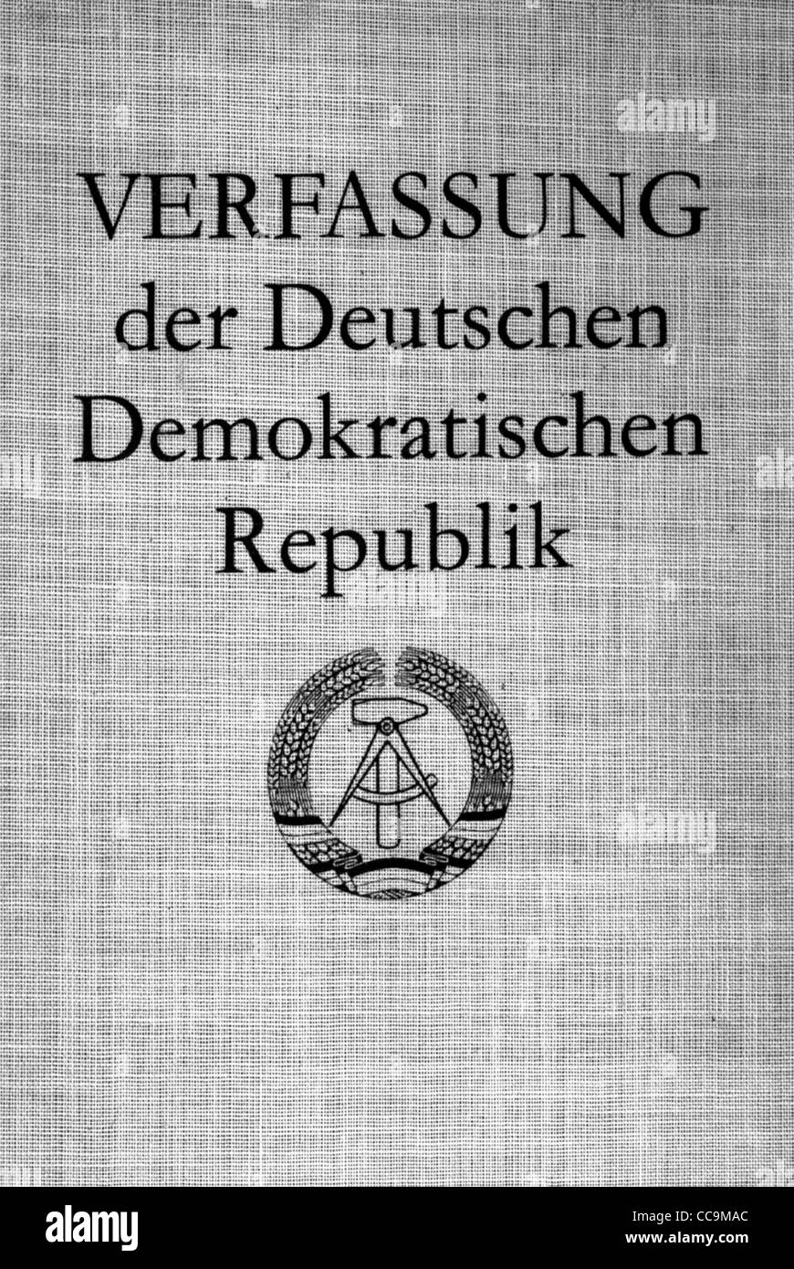 Pagina del titolo della costituzione della RDT superato da un plebiscito nel 1968. Foto Stock