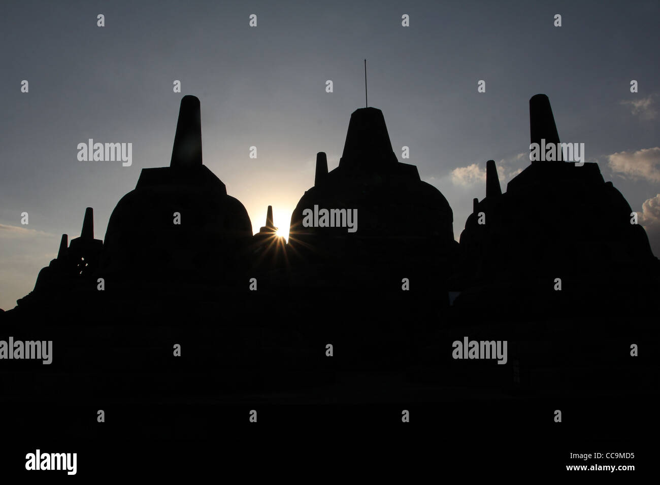 Bells silhouette Borobudur tempio Buddista Indonesia Yogyakarta Foto Stock