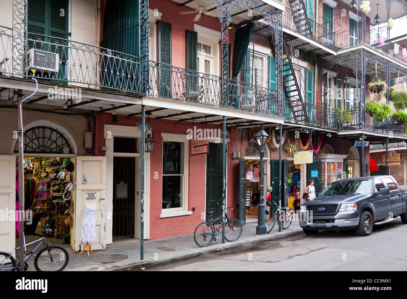 Edilizia residenziale con balconi al di sopra di una varietà di aziende nel Quartiere Francese di New Orleans, LA Foto Stock