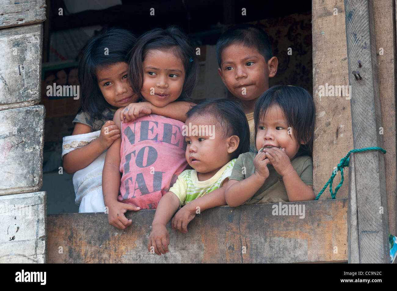 Iquitos, Perù. I bambini nella baraccopoli di Belen quartiere. Foto Stock