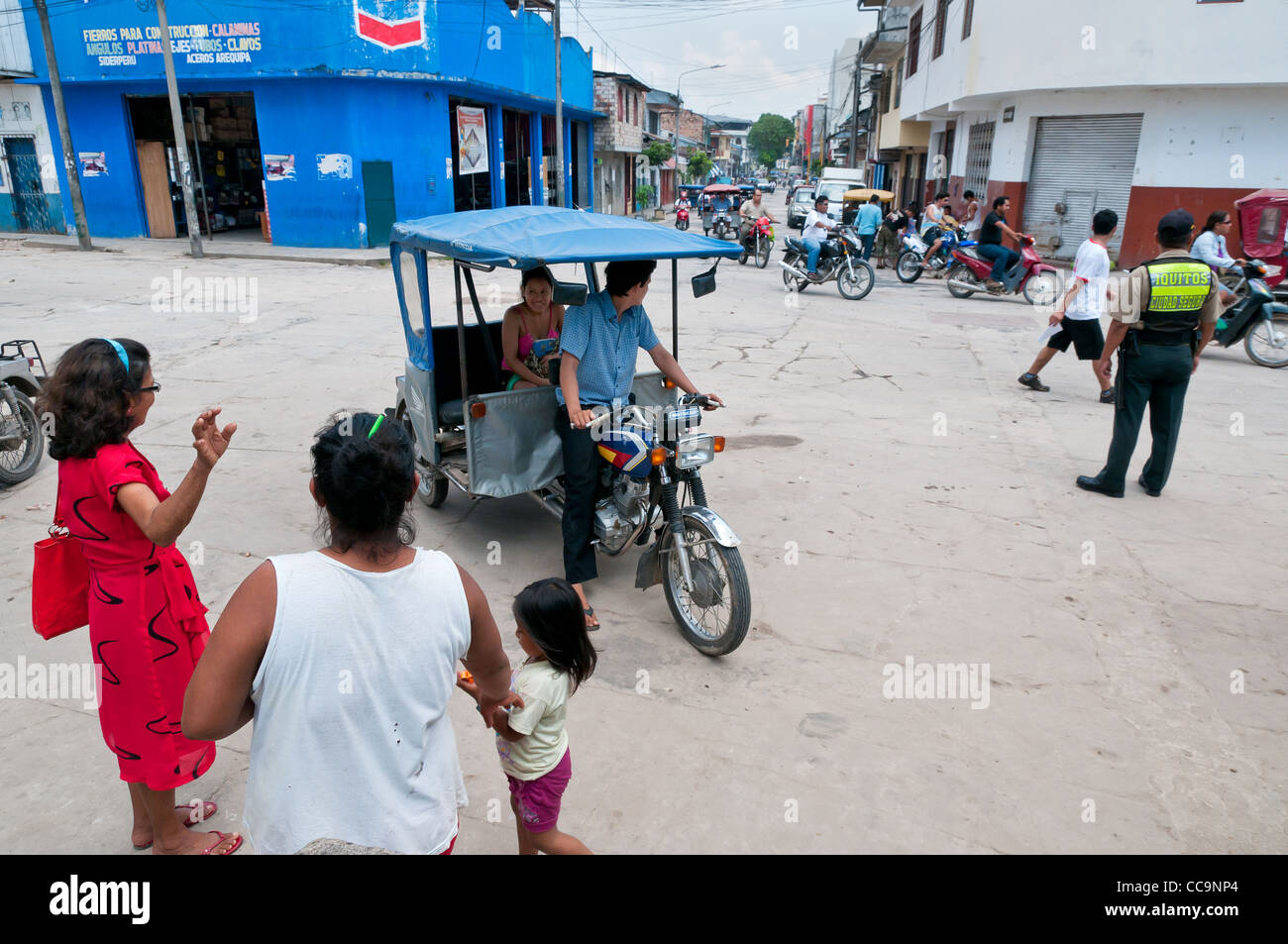Iquitos, Perù. Il Motocarros o risciò motorizzati sono onnipresenti nell'Belen quartiere. Foto Stock