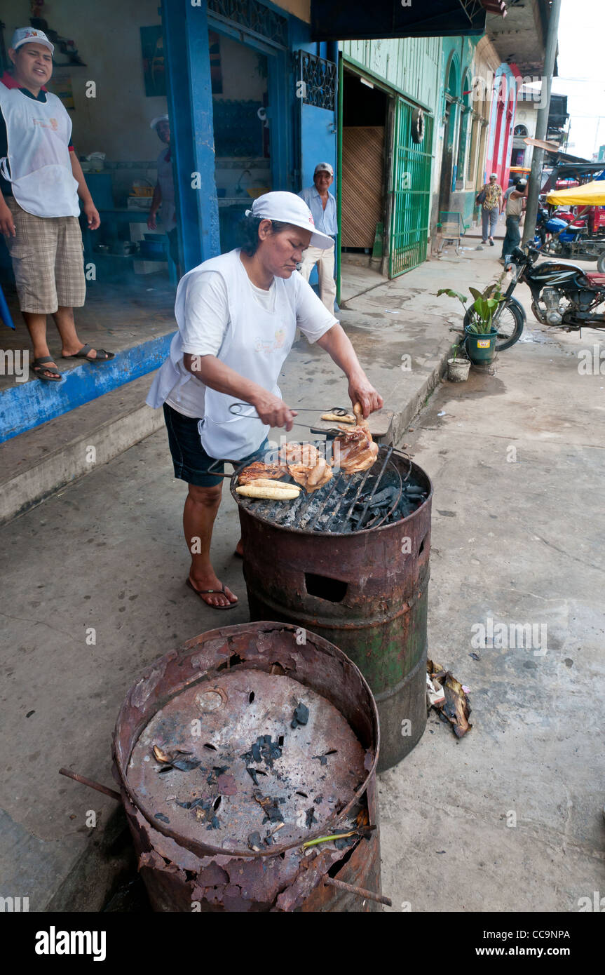 Iquitos, Perù. Cucina di strada fornitore nel Barrio di Belen Foto Stock