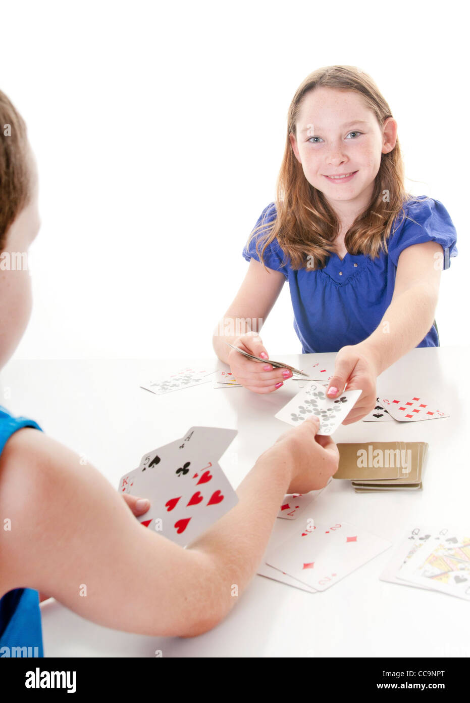 I bambini giocando card game Foto Stock