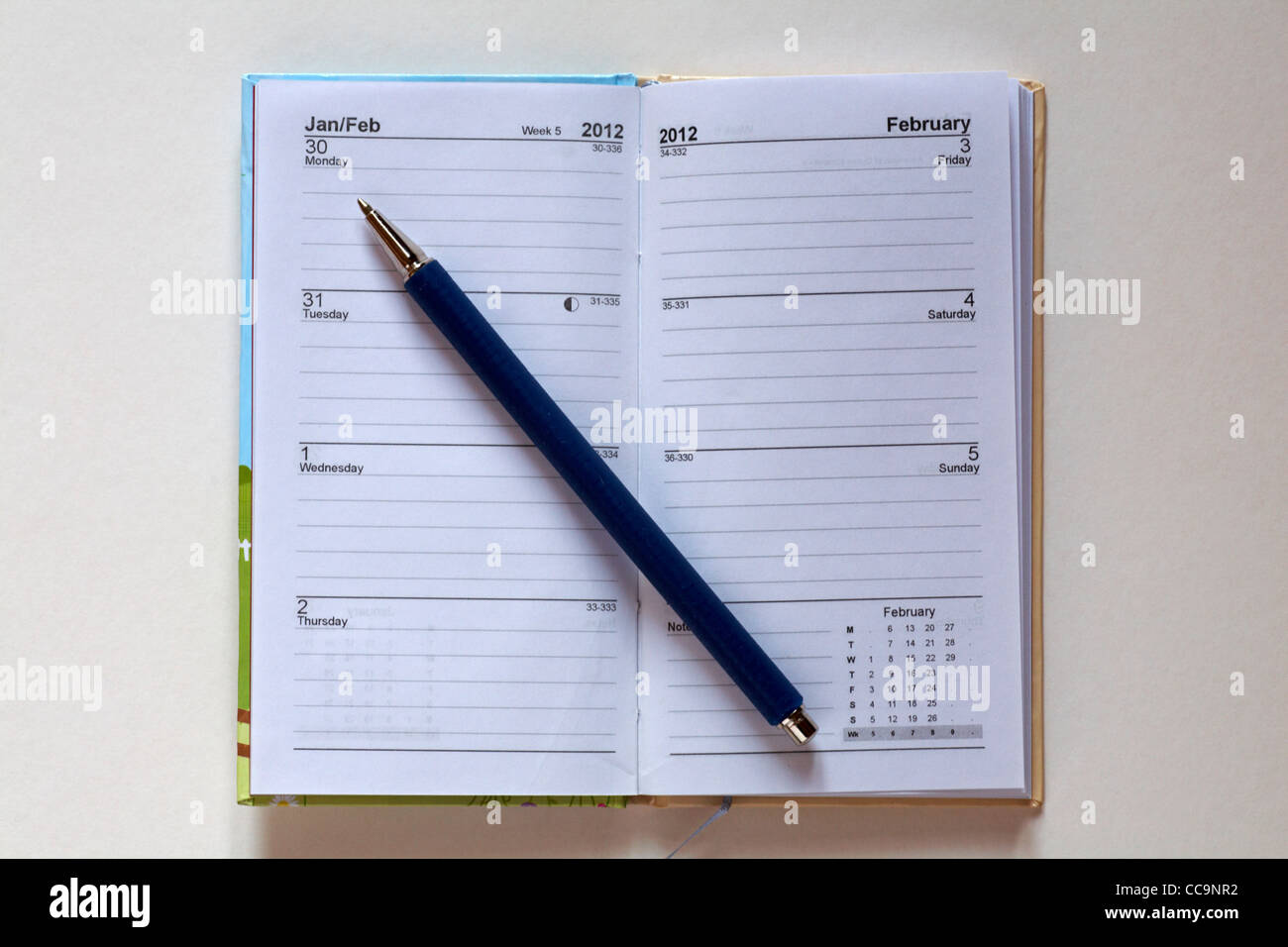 Aprire la pagina di 2012 diario per gennaio/febbraio con penna isolati su sfondo bianco Foto Stock