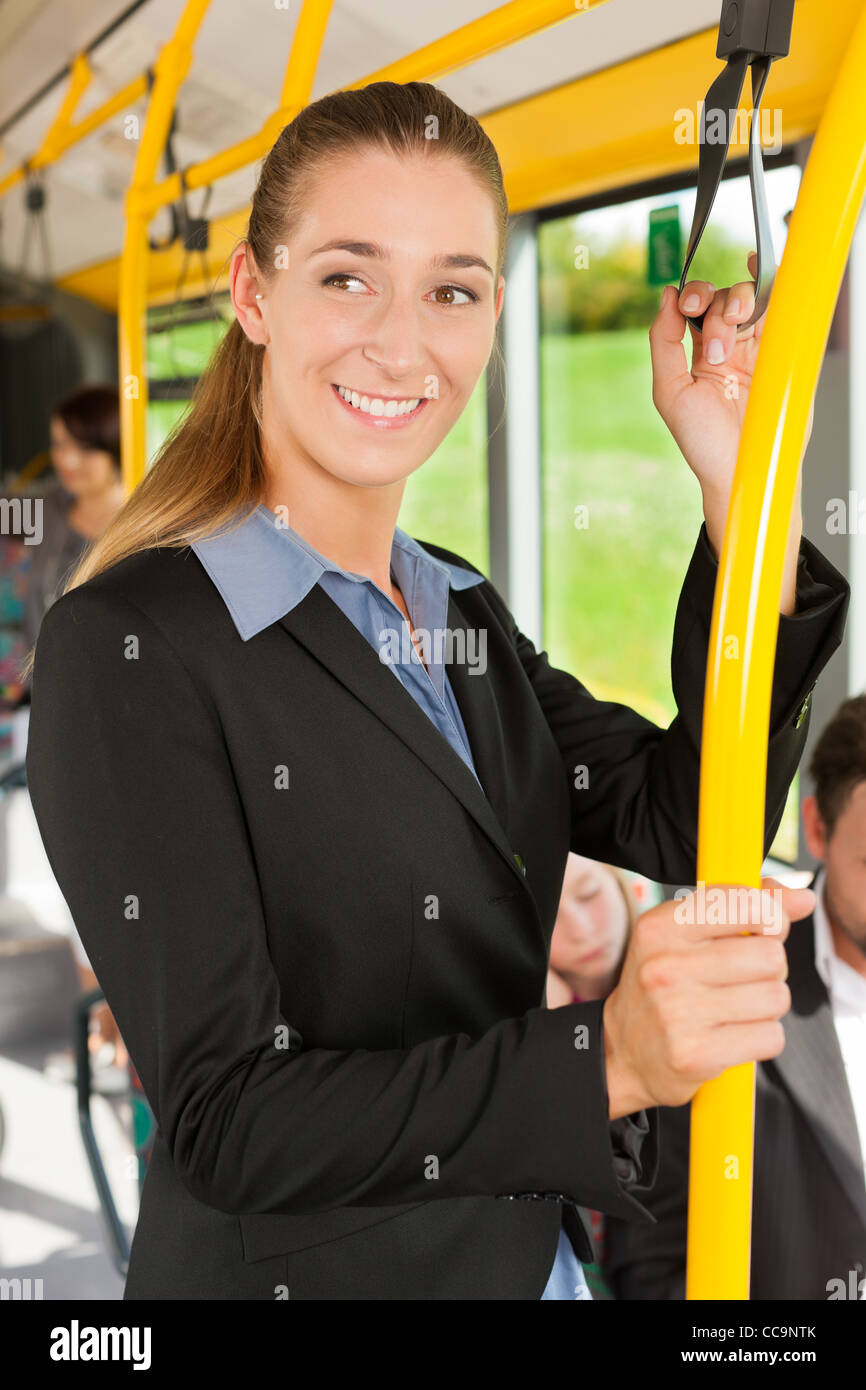 Passeggero femmina in un bus; presumibilmente ella è voce home Foto Stock