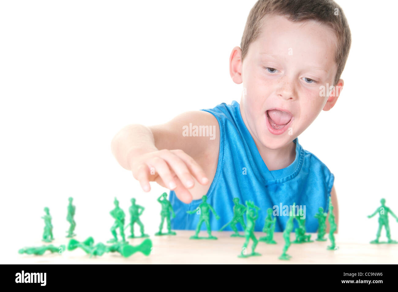 Ragazzo giocando il gioco di guerra con i giocattoli Foto Stock