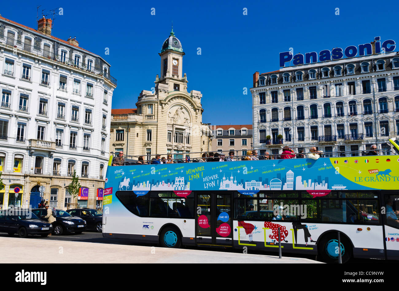 Gita in autobus a Place Bellecour, Lione, Francia (Patrimonio Mondiale dell'UNESCO) Foto Stock