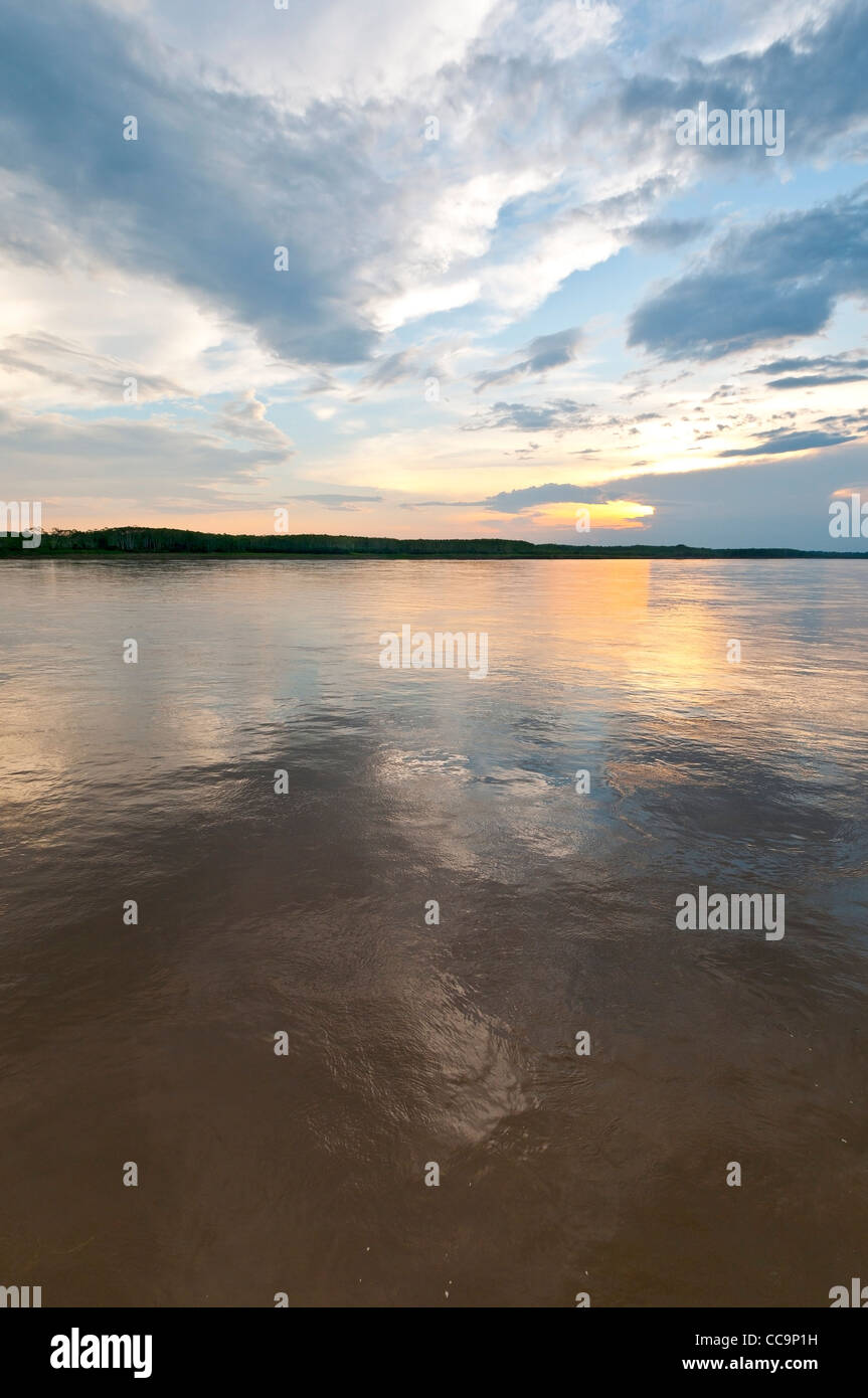 Pacaya Samiria riserva nazionale, Perù. Tramonto sul fiume Marañon Foto Stock