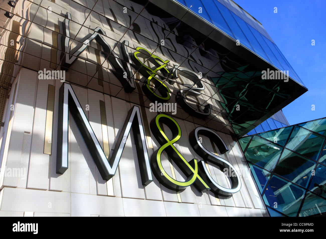 Regno Unito Londra est m & s il logo presso il Westfield stratford city Foto Stock