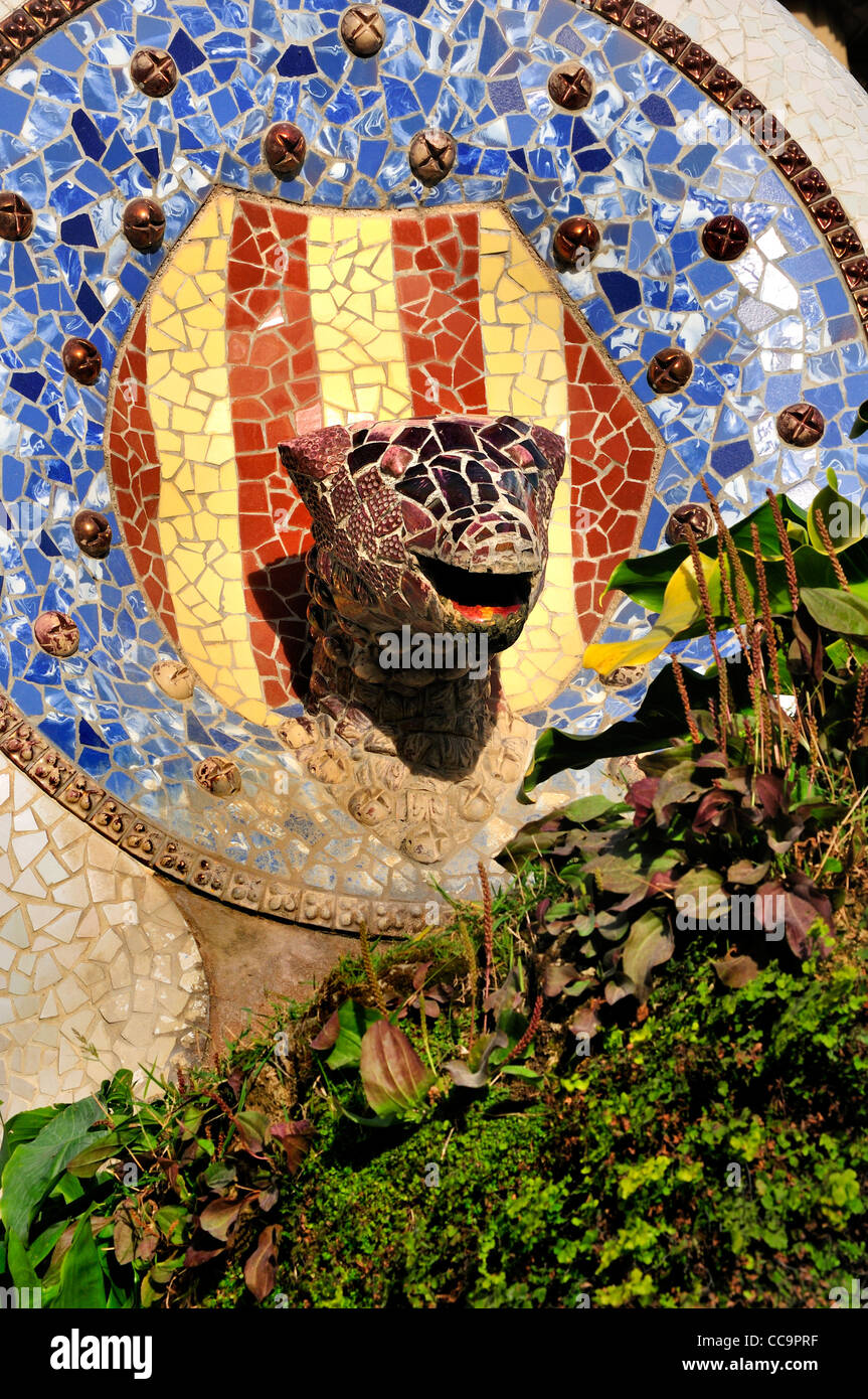 Barcellona, Spagna. Parco Guell (Antoni Gaudi, 1914) dettaglio dei mosaici sul staicase Foto Stock