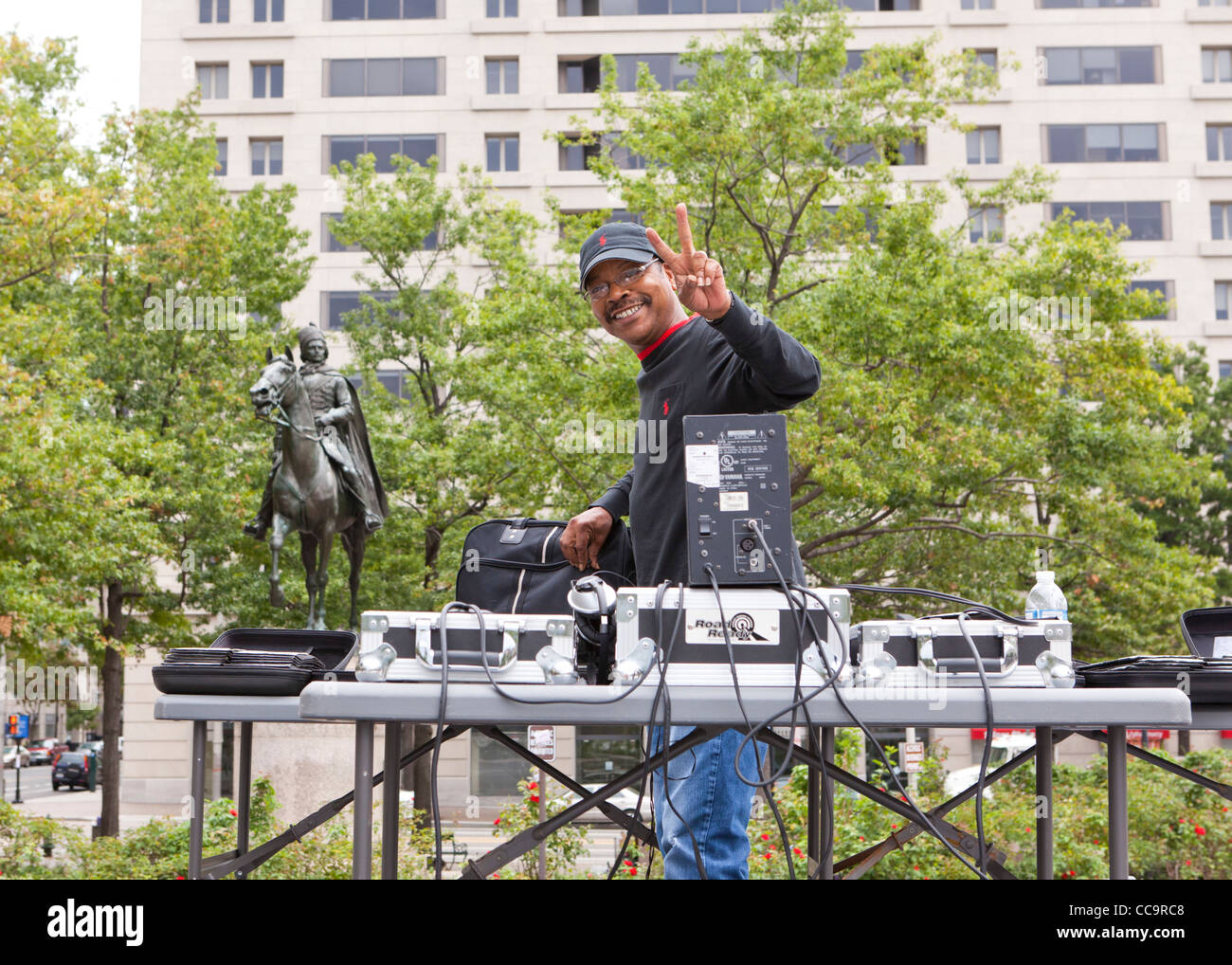 Un afro-americano di DJ visualizzando il segno di pace Foto Stock