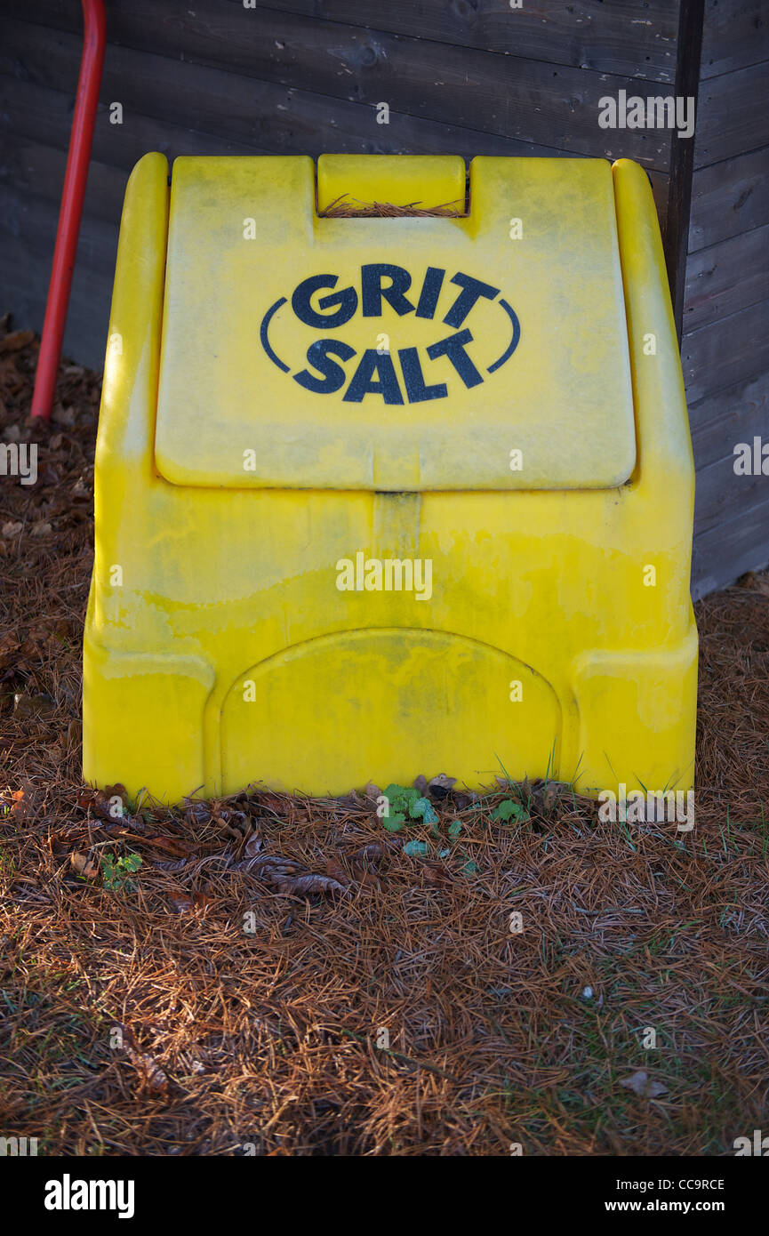 Un giallo sale grana bin nella parte anteriore di una tettoia in legno Foto Stock