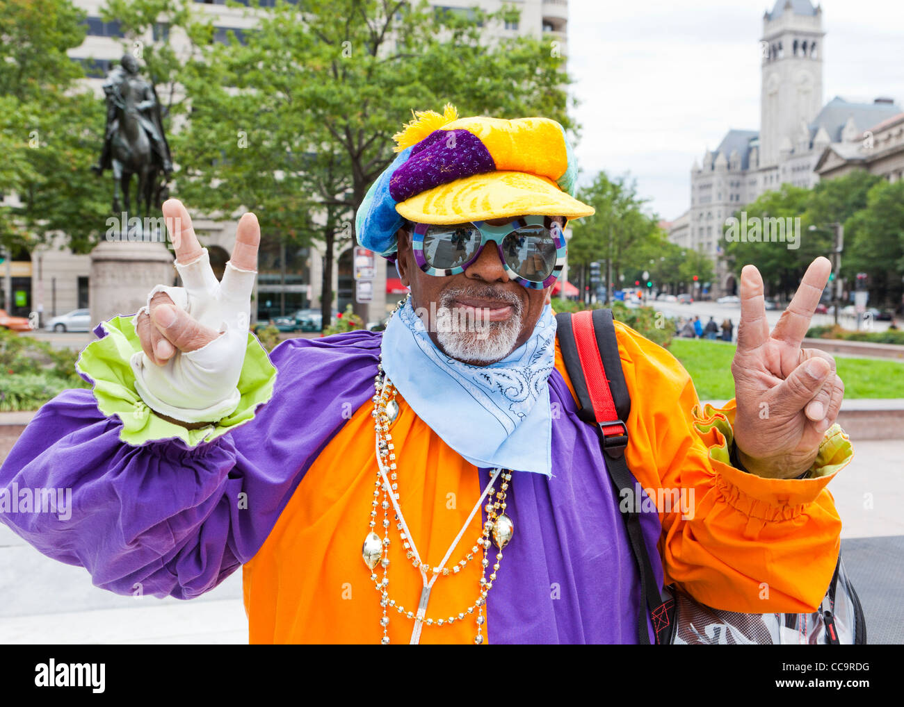 Un afro-americano di clown visualizzazione segno di pace Foto Stock