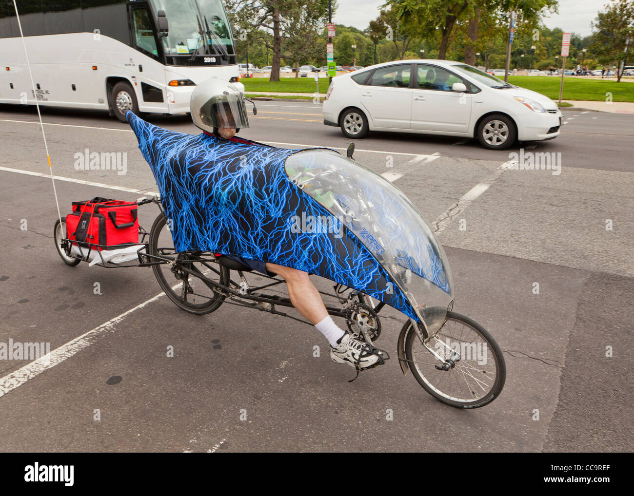 Un uomo a cavallo su un Recumbent bicicletta in strada Foto Stock