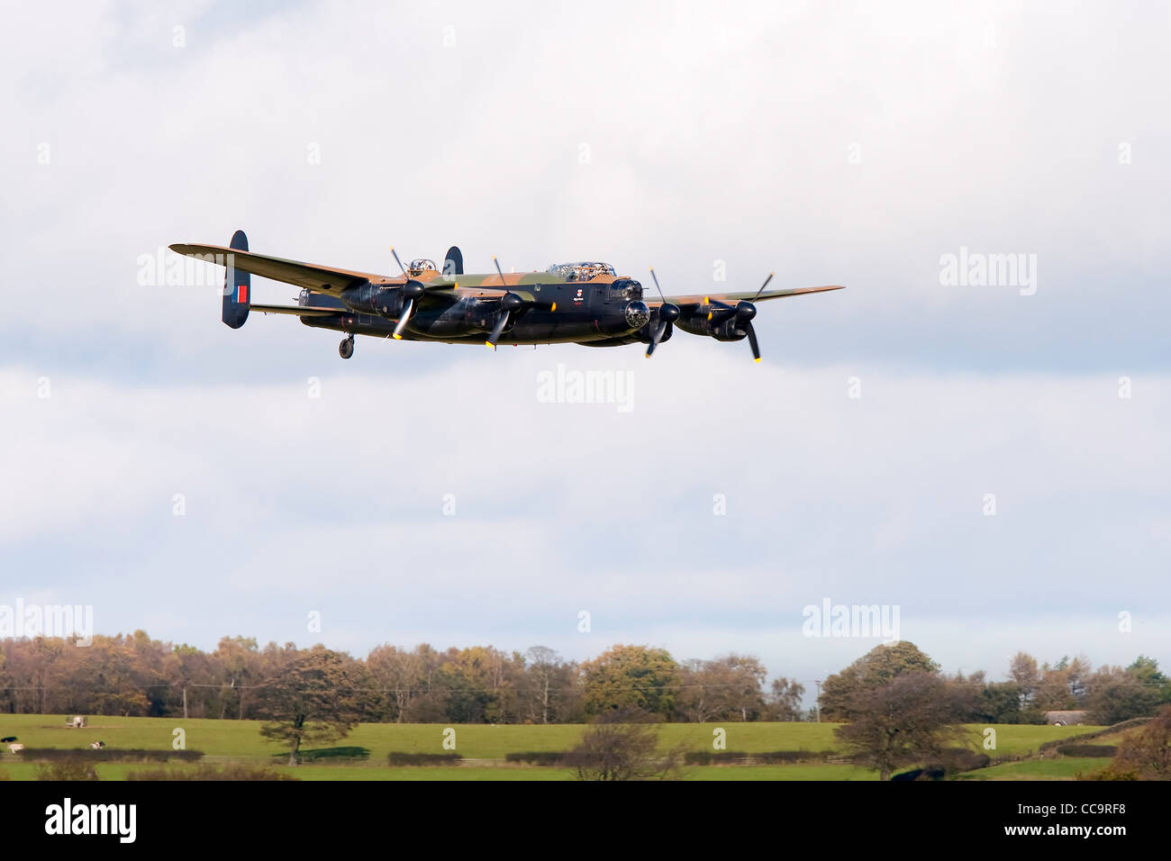 Avro Lancaster Bomber volare basso Foto Stock