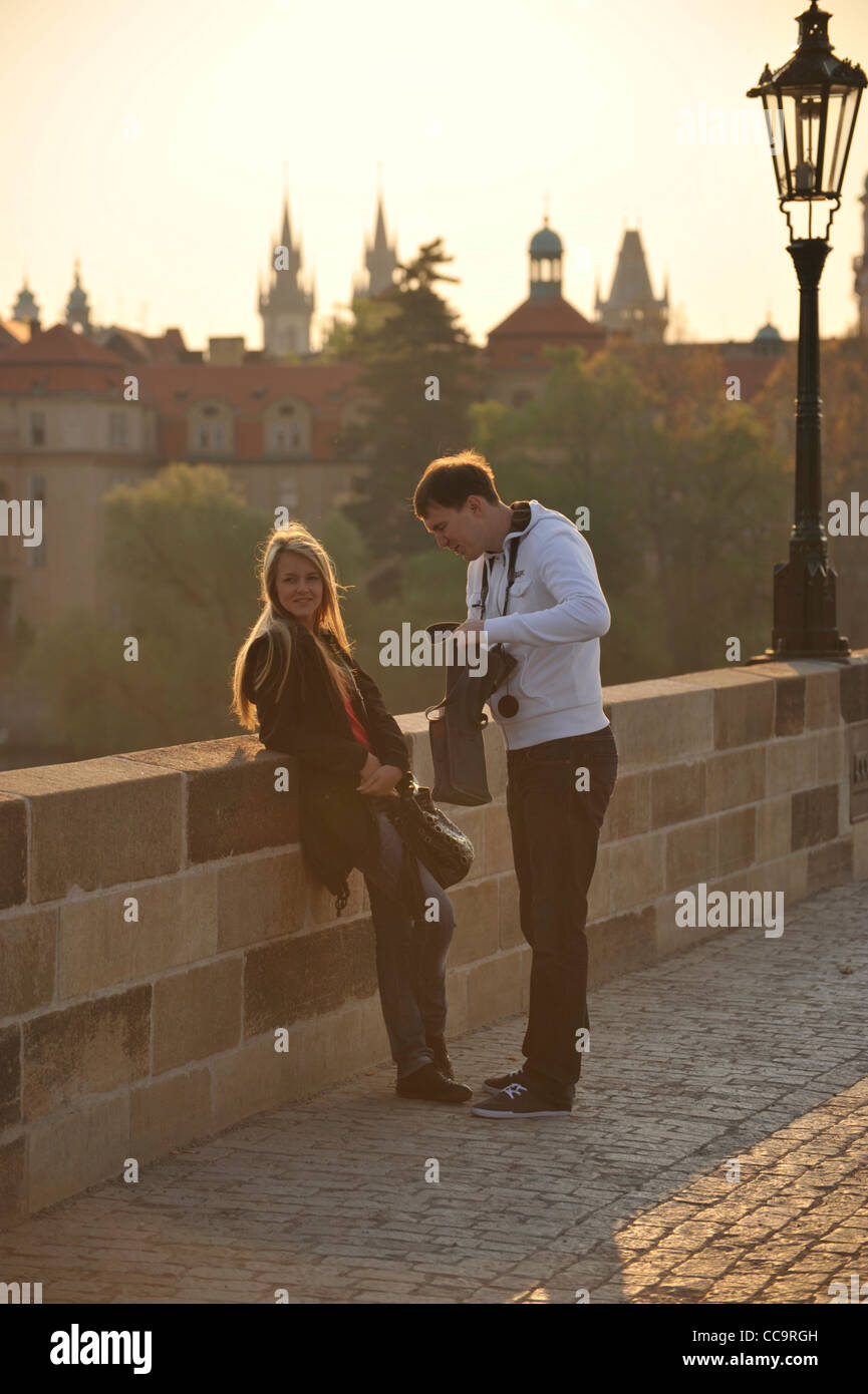 Coppia giovane sul Ponte Carlo a Praga Foto Stock