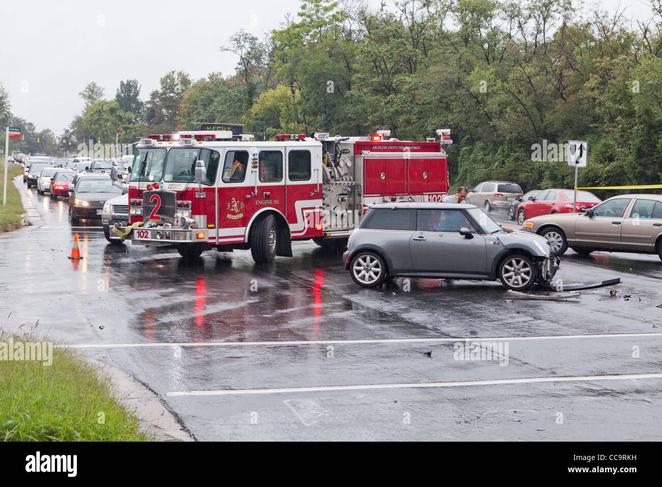 Un firetruck risponde alla scena di un incidente - USA Foto Stock