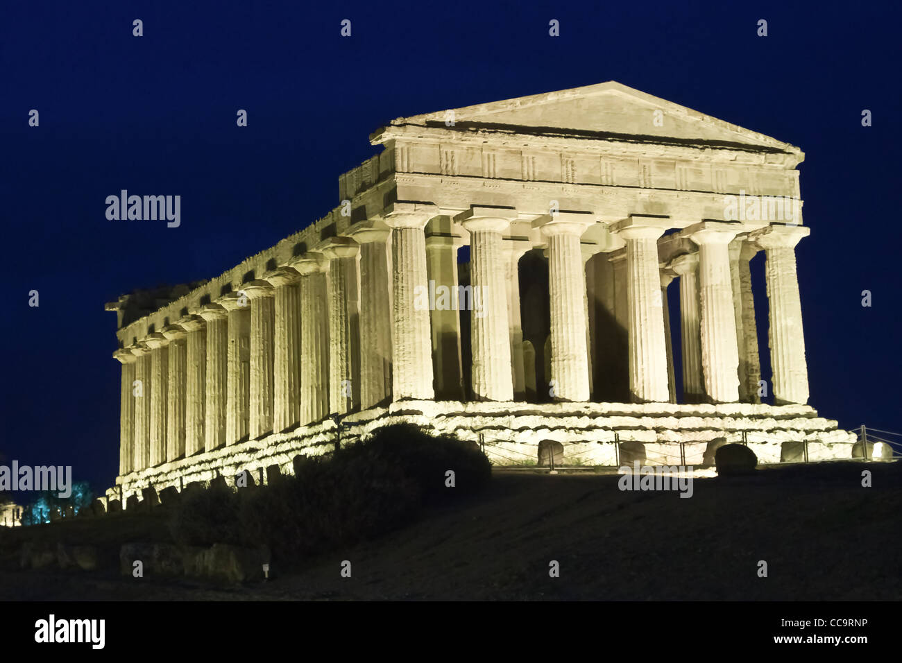 Vista notturna di un antico tempio greco in Agrigento aerea, a sud della Sicilia occidentale Foto Stock