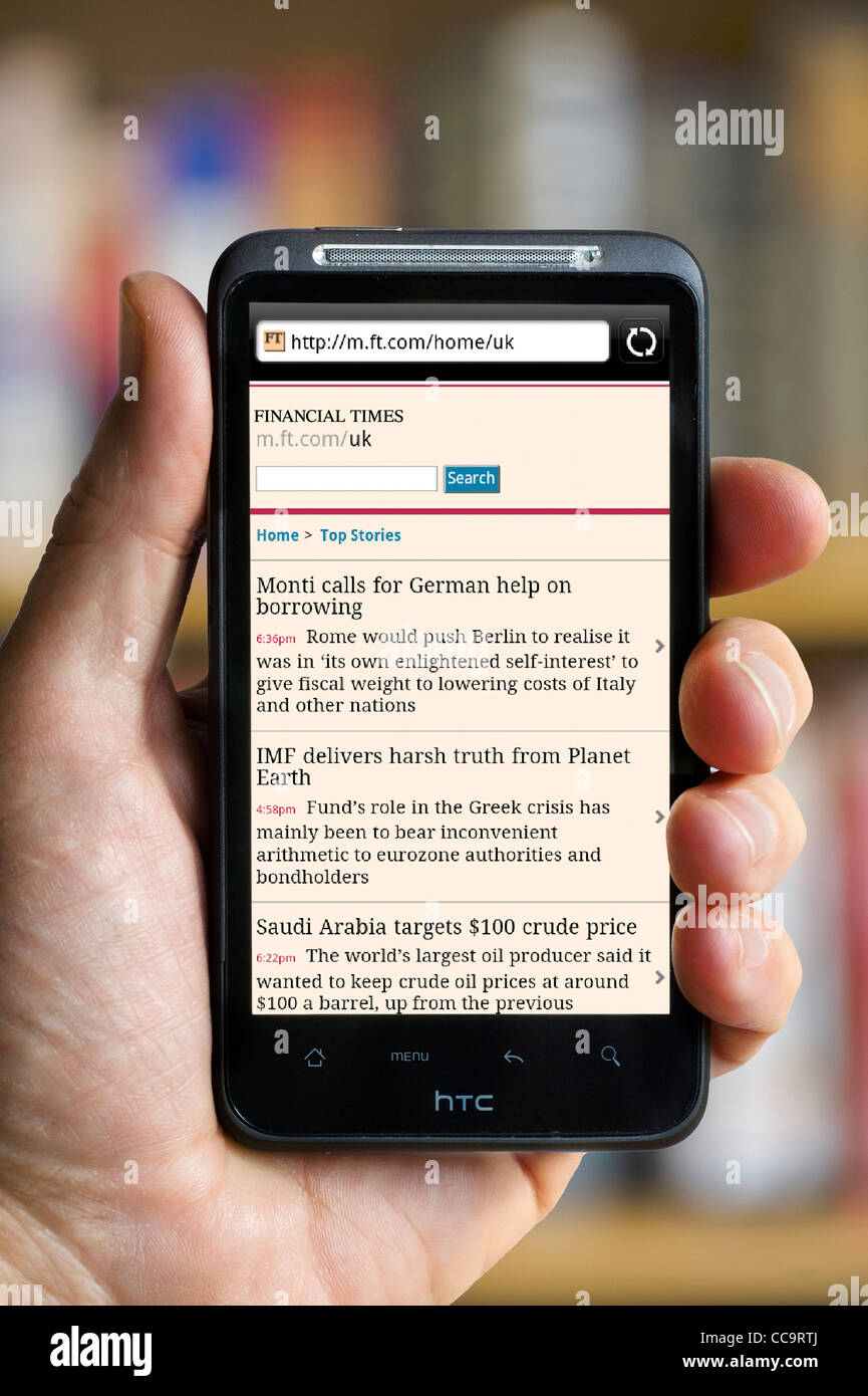 Il Financial Times online edition visualizzati su un smartphone HTC Foto Stock