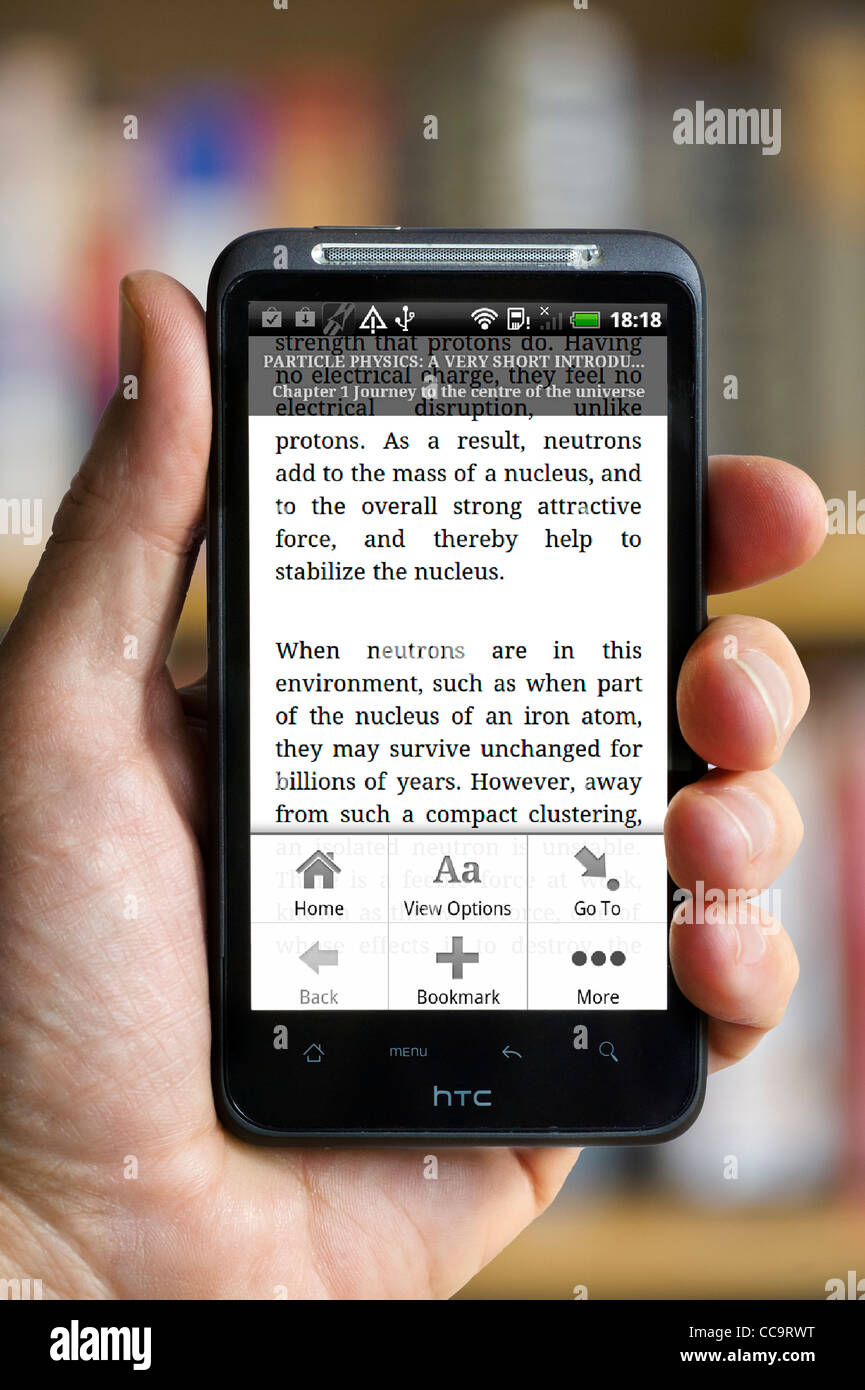 La lettura di un libro su Kindle app su un Android smartphone HTC Foto Stock
