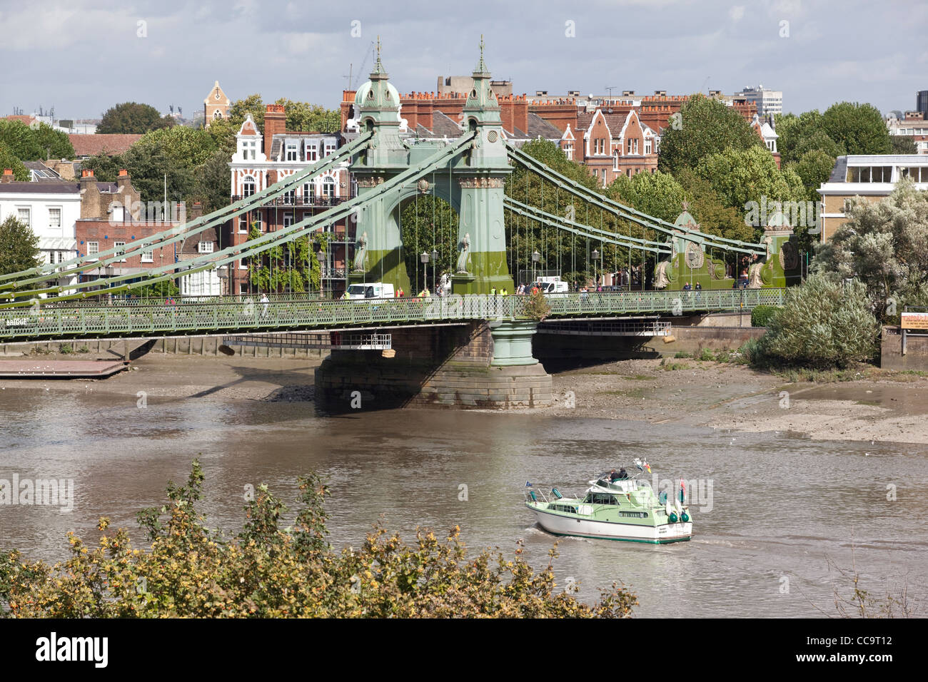 Hammersmith Bridge, sospensione ponte che attraversa il fiume Tamigi nella zona ovest di Londra, Inghilterra, Regno Unito. Foto:Jeff Gilbert Foto Stock
