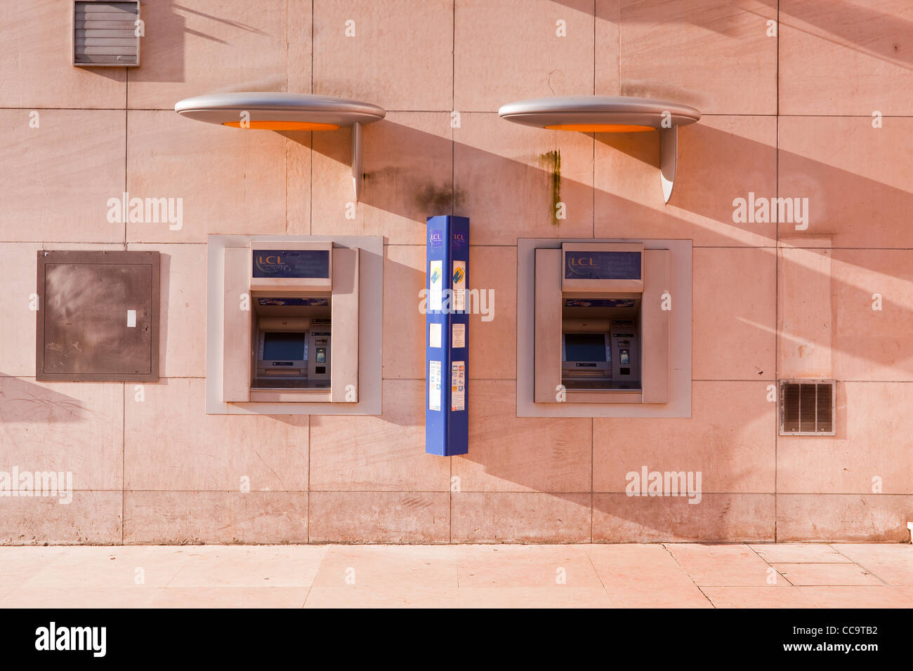 Un ritiro di contanti macchina fuori del LCL Banque et Assurance a Tours in Francia. Foto Stock