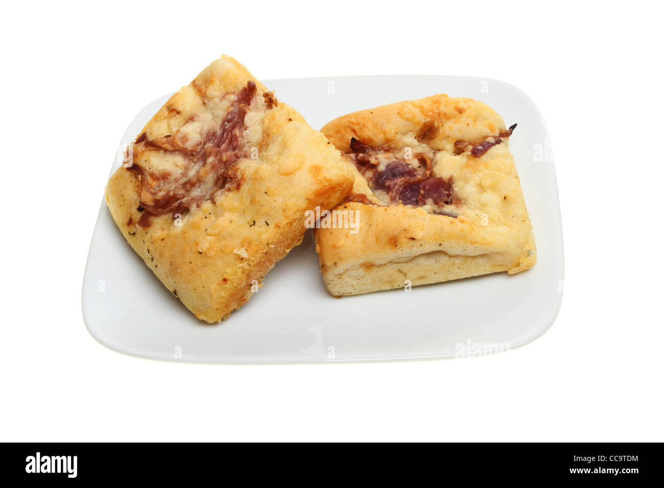 Due il formaggio e la cipolla rossa pane focaccia su una piastra isolata contro bianco Foto Stock