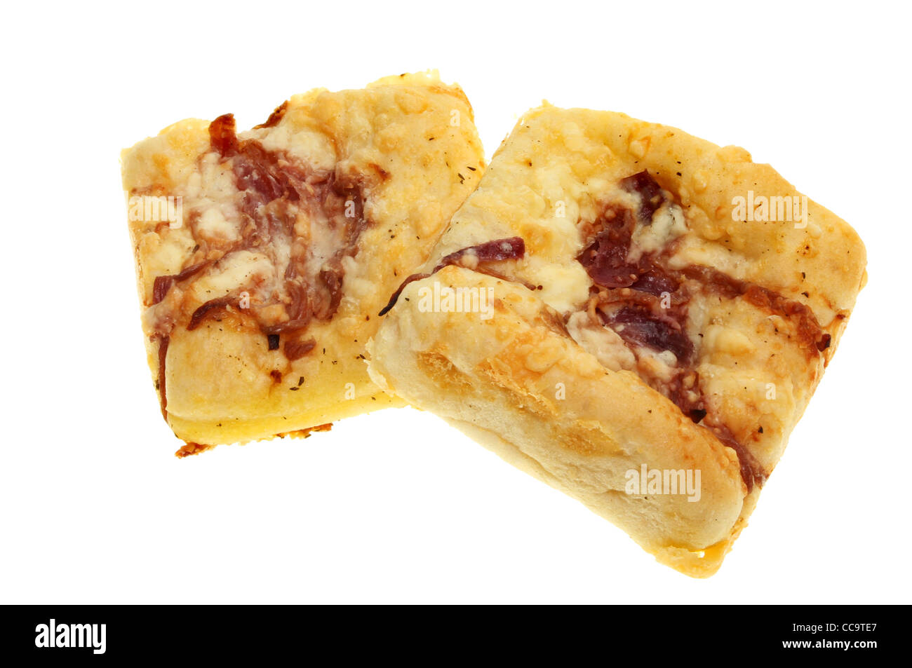 Formaggio gruviera e cipolla rossa pane focaccia isolata contro bianco Foto Stock
