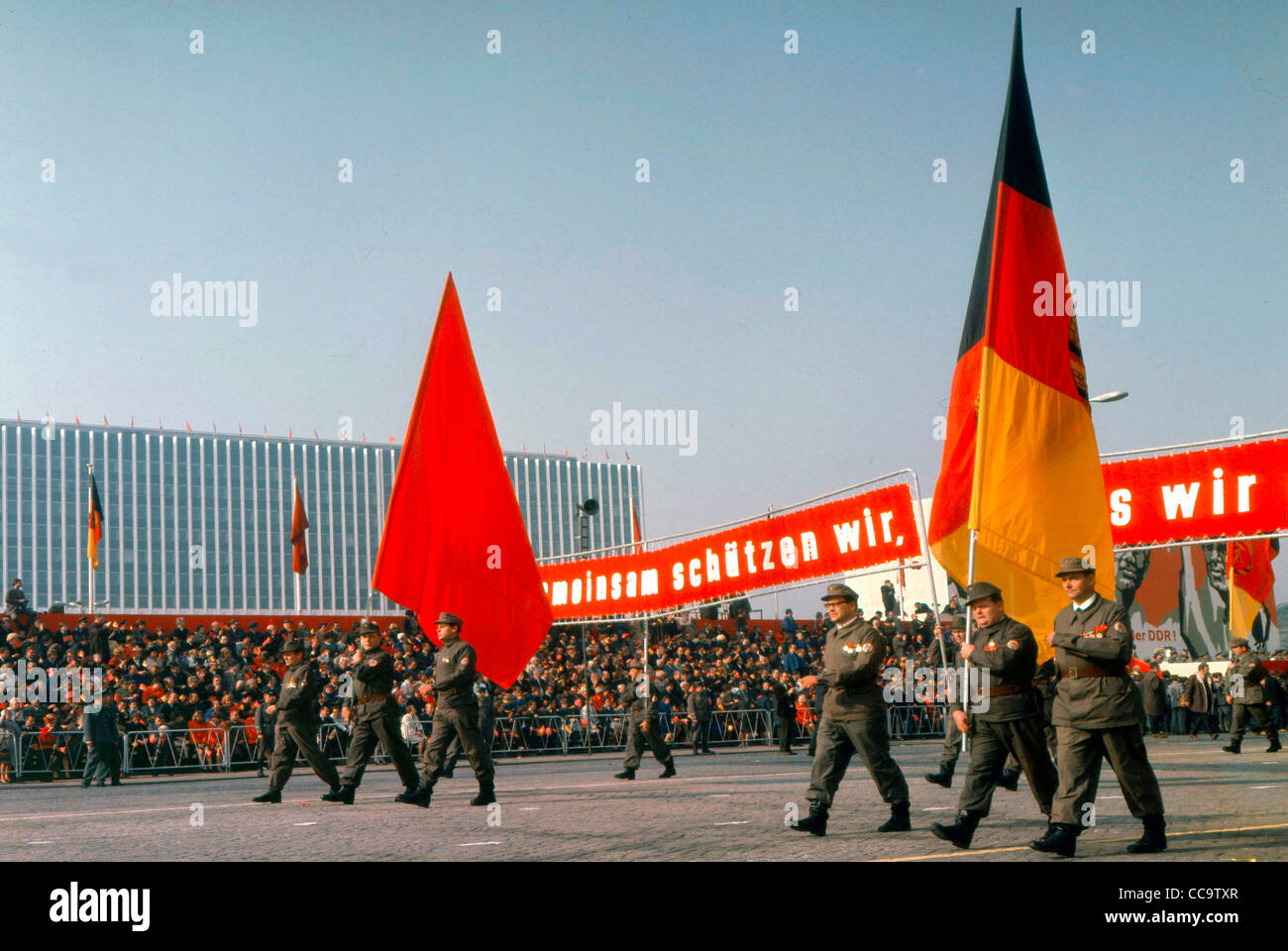 Sfilata dei gruppi paramilitari di organizzazione dei lavoratori "Gruppi di combattimento della classe operaia" la RDT 1971 a Berlino Est. Foto Stock