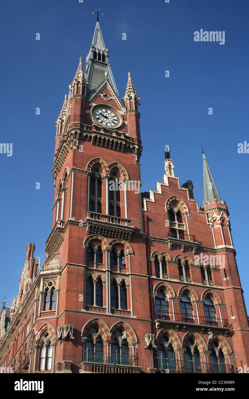 St Pancras Hotel/camere, Euston Rd, London N1 blu cielo soleggiato che mostra i piani superiori solo. Foto Stock