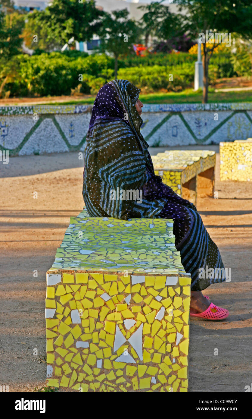 Donna in tradizionali abiti marocchino. Agadir, Marocco. Foto Stock