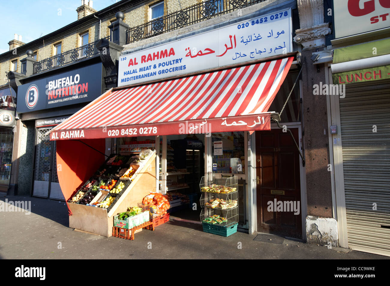 La carne halal e pollame macellai e mediterraneo fruttivendolo cricklewood Londra nord Inghilterra Regno Unito Foto Stock