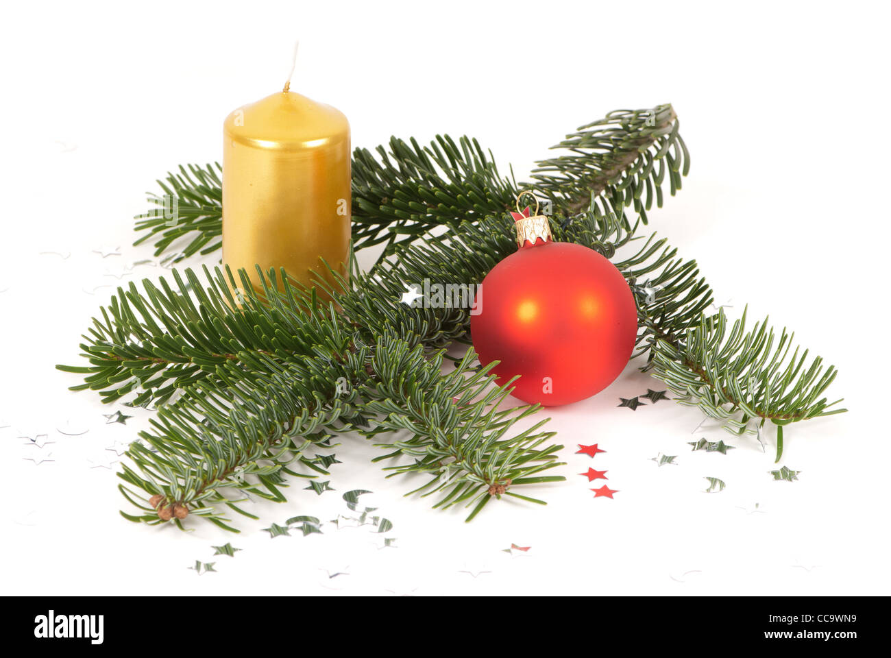 Disposizione di natale con ramoscello fir, una palla di Natale e una candela di colore giallo Foto Stock