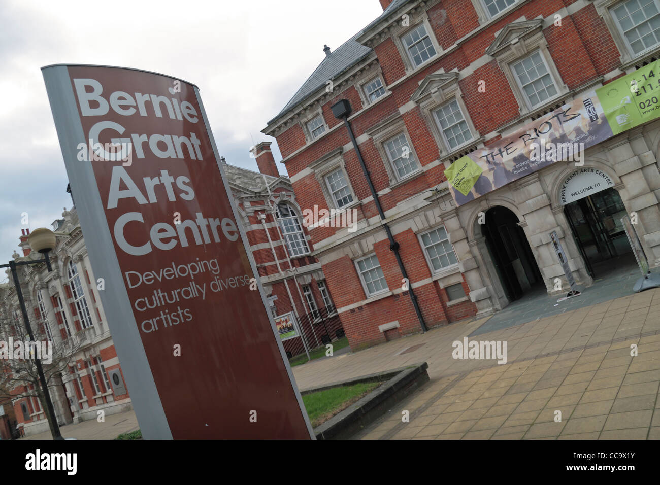 L'ingresso anteriore edificio (chiamato mozzo') di Bernie Grant Arts Center, Tottenham, a nord di Londra, Regno Unito, Foto Stock