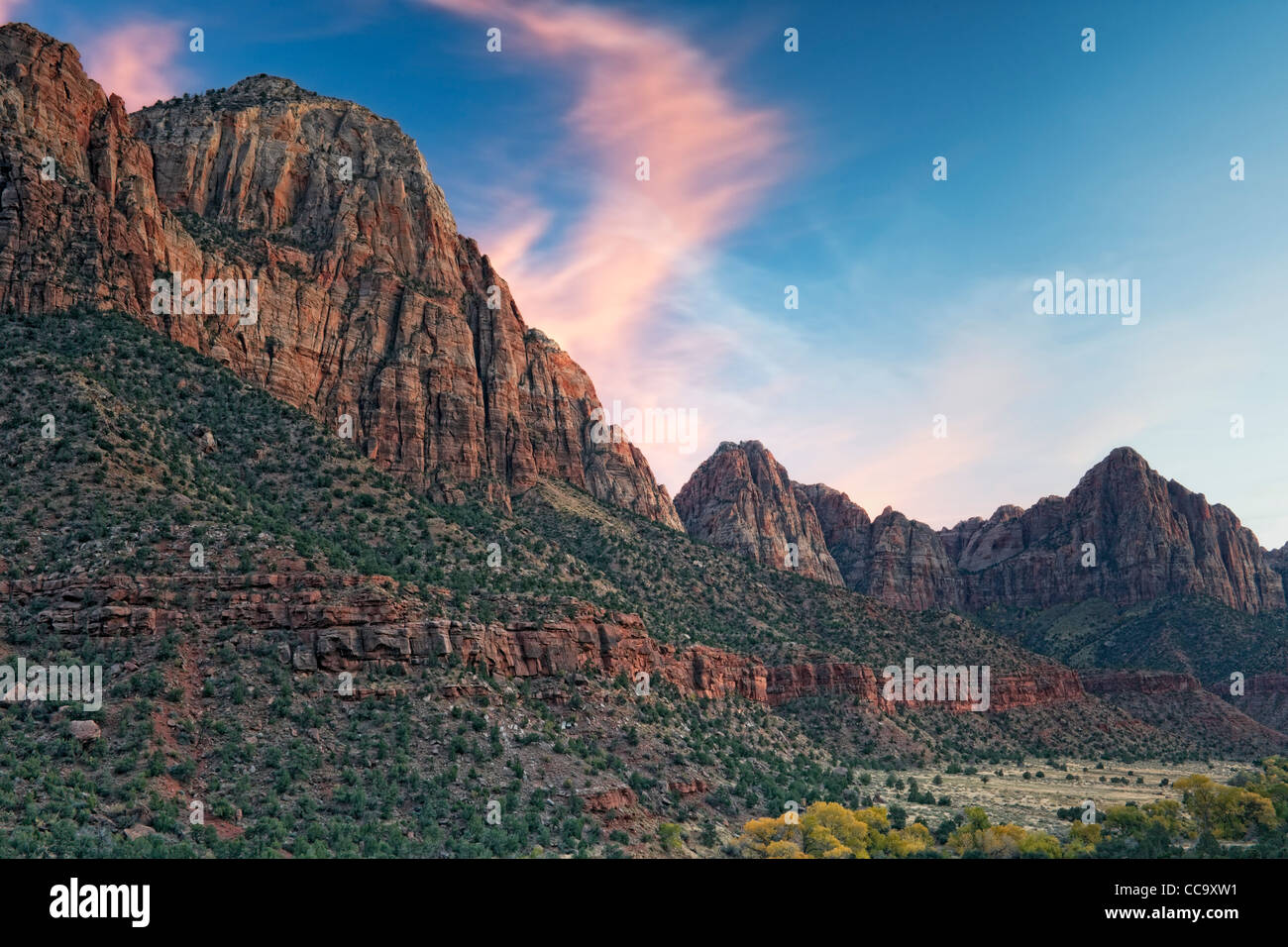 Autunno tramonto su Zion Canyon come sentinella guglia si affaccia l'entrata sud dello Utah's Zion National Park. Foto Stock