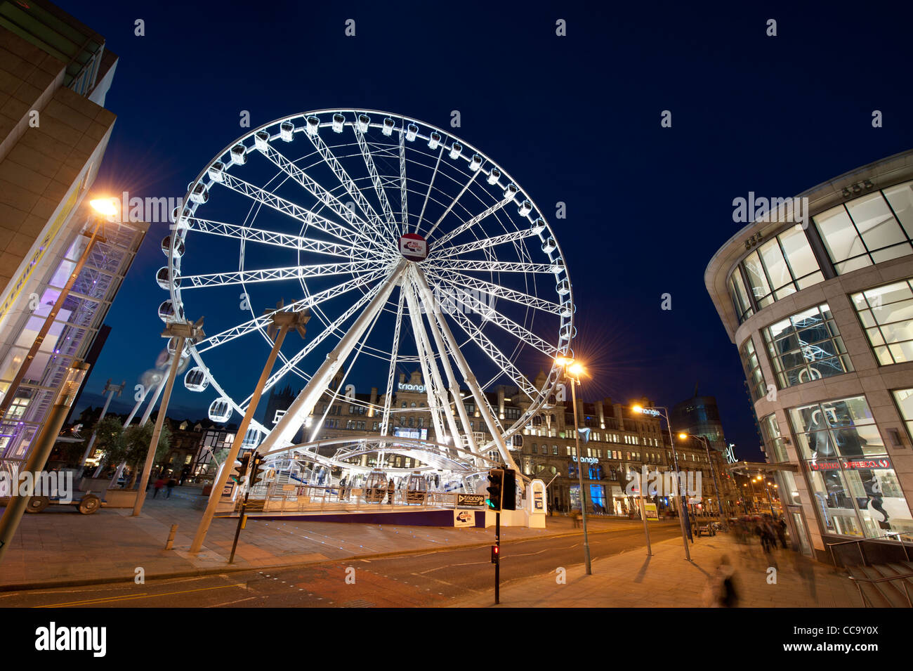 La ruota del pubblico di Manchester ruota panoramica Ferris in Exchange Square a tarda notte. Foto Stock