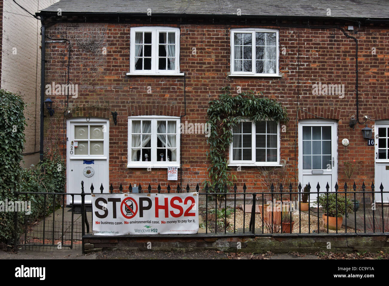 Una fila di cottages in piedi direttamente sulla rotta proposta della HS2 di un treno ad alta velocità la linea vicino Wendover, Bucks. Foto Stock